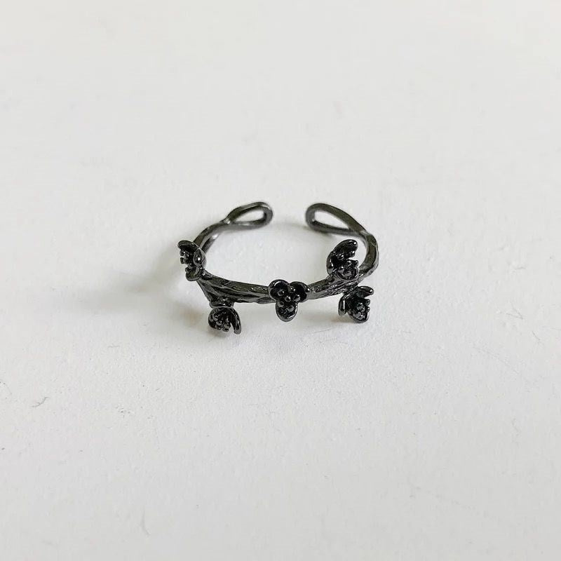 DARK QUEEN RING