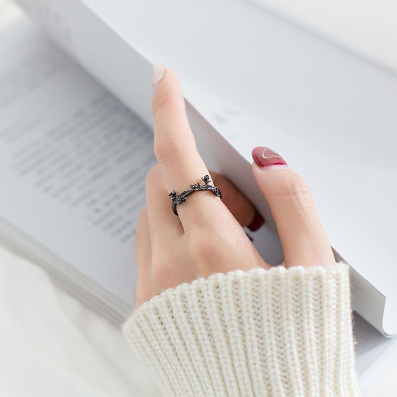 DARK QUEEN RING